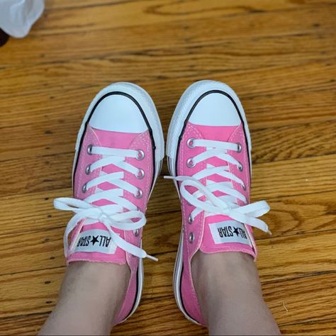 Chuck Taylors Outfit, Pink Chuck Taylors, Converse Chuck Taylor Low, Converse Pink, Converse Low, Pink Converse, Shoes Converse, Pink Vibes, Womens Converse