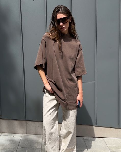 HIGHSTREET total look🤎 Oversized distressed t-shirt / color: brown / size: XS-XL / 2600₴ ⠀ Roughed-up jeans / color: off white / size: S, M, L / 3400₴ ⠀ highstreet.com.ua Brown Oversized T Shirt, Distressed T Shirt, Brown Shirt, Color Cafe, Total Look, Women Clothes, Jeans Color, Oversized Tshirt, Colored Jeans