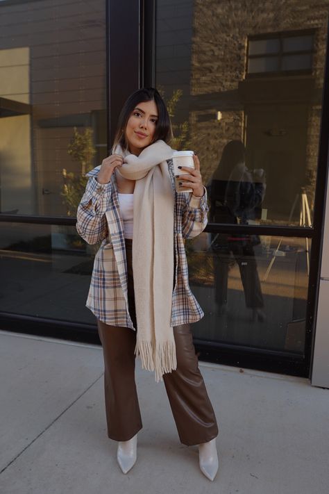 Scarf Aesthetic Outfit, Winter Outfit 2023, Plaid Scarf Outfit, Outfit Inspo Brown, Scarf Aesthetic, Plaid Shirt Outfits, Brown Leather Pants, Outfit 2023, Beige Boots