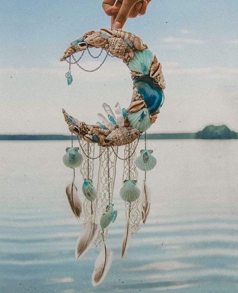 Atrapasueños Diy, Dream Moon, Moon Dreamcatcher, Moon Crafts, Dream Catcher Craft, Shell Crafts Diy, Witchy Crafts, Bohemian Wall Decor, Mermaid Dreams