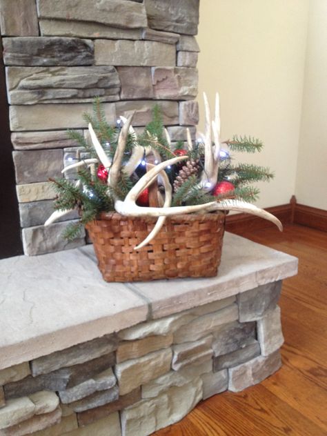 Deer antler Christmas arrangement! Deer Head Mantle Decor, Christmas Decor With Deer Antlers, Decorating With Deer Antlers, Deer Antler Christmas Decor, Shed Antler Display Ideas, Deer Antler Decor Ideas, Antler Decorations, Antler Christmas Decor, Antler Bowl