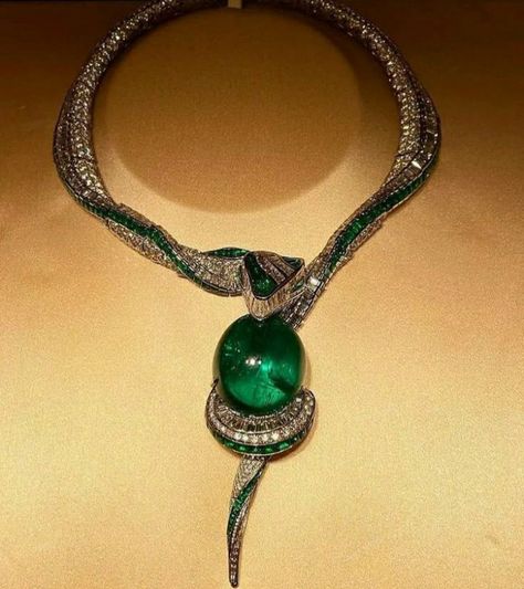 Snack Necklace, Necklace Bulgari, Beaded Wedding Jewelry, Bvlgari Necklace, Bvlgari Jewelry, Expensive Jewelry Luxury, Luxe Jewelry, Snake Jewelry, Jewelry Accessories Ideas