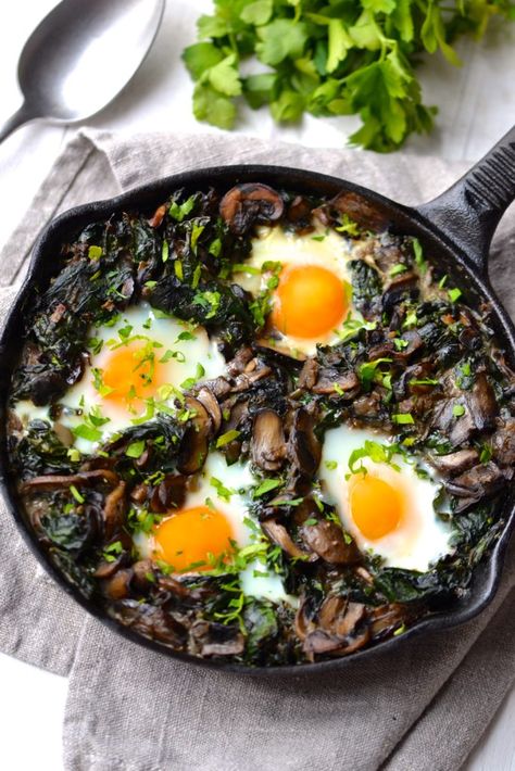 Kale, Spinach and Mushroom Baked Eggs Power Breakfast, Spinach Mushroom, Specific Carbohydrate Diet, Brunch Dishes, Spinach Stuffed Mushrooms, Diet Vegetarian, Baked Eggs, Breakfast Brunch Recipes, Iron Skillet