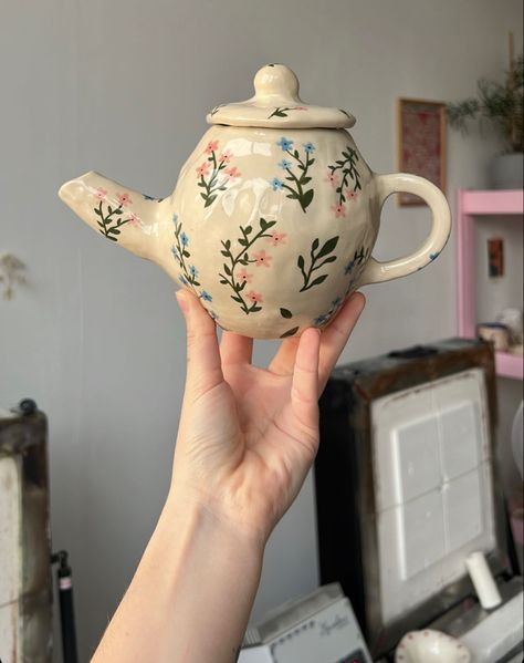 Teapot Clay Ideas, Tea Pot Pottery Painting Ideas, Painted Tea Pots Ideas, Ceramic Teapot Painting Ideas, Teapot Pottery Ideas, Painted Teapot Ideas, Tea Pot Ceramic Ideas, Clay Teapots Ideas, Tea Pot Painting Ideas