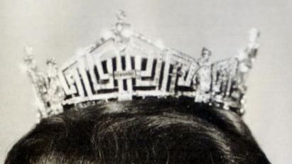 The Miss America older style crown. Pageant Crowns, Older Style, Diamond Tiara, Miss America, Older Fashion, Tiaras And Crowns, Precious Metals, Tiara, Bobby Pins