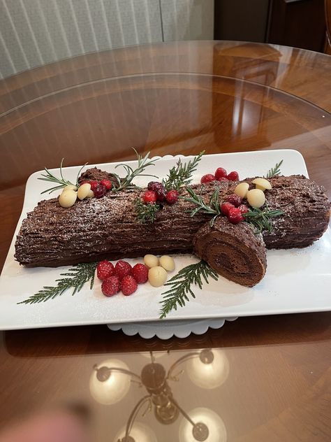 Fondant Torte, Yule Log Cake, Log Cake, Yule Log, Pastry Art, Christmas Sweets, Cake Roll, Christmas Goodies, Sweet Cakes