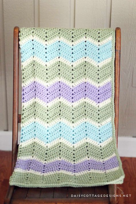 Punto Zig Zag Crochet, Chevron Blanket Crochet, Daisy Cottage Designs, Chevron Crochet Blanket Pattern, Chevron Crochet Patterns, Crochet Ripple Afghan, Daisy Cottage, Crochet Baby Blanket Beginner, Crochet Blanket Chevron