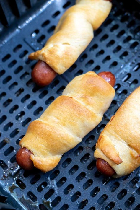 Make Air Fryer Crescent Roll Hot Dogs for a super quick and easy dinner that the kids will love. #airfryerrecipes #crescentrollhotdogs #airfryer #airfryerdinner #easydinnerideas Crescent Roll Hot Dogs, Sausage Crescent, Hot Dog Crescent Rolls, Sausage Crescent Rolls, New Air Fryer Recipes, Air Fryer Recipes Snacks, Air Fryer Cooking Times, Air Fried Food, Air Fryer Oven Recipes