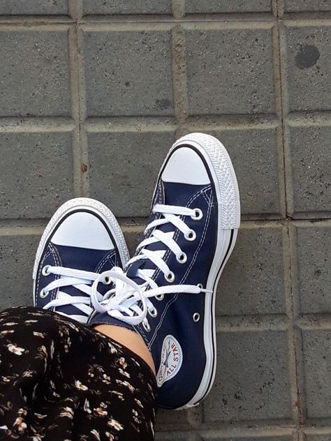 Midnight Blue Converse, Navy Blue Converse Outfit Aesthetic, Dark Blue Sneakers Outfit, Dark Blue Converse Outfit, Navy Blue Converse Outfit, Converse Wishlist, Dark Blue Converse, Converse Outfit Aesthetic, Blue Converse Outfit