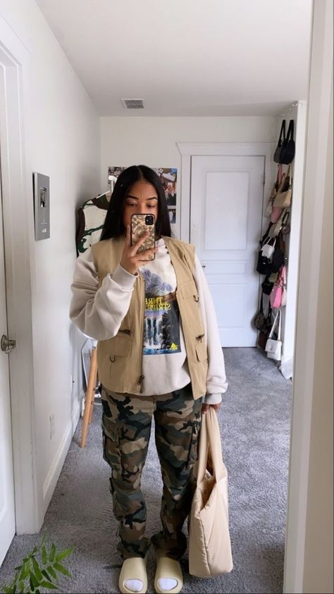 Yeezy Slides Outfit Black Women, Warm Winter Outfit, Fall Outfits Street Styles, Winter Outfits Ideas, Perfect Winter Outfit, Yeezy Slides, Streetwear Fits, Tomboy Style Outfits, Cute Winter Outfits