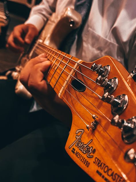 Fender Stratocaster Aesthetic, Fender Stratocaster Wallpaper, Electric Guitar Photography, Pictures Of Rocks, Guitar Images, Guitar Drawing, Rock Aesthetic, Stratocaster Guitar, Steve Vai