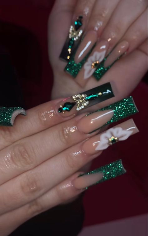 Green Emerald Nails Quince, Pretty Dark Green Nails, Green Long Acrylic Nails With Diamonds, Emerald Green Nails Homecoming, Forest Green Quinceanera Nails, Green Nails For Quinceanera, Emerald Green Nails Quinceanera, Esmeralda Green Nails, Long Emerald Green Nails