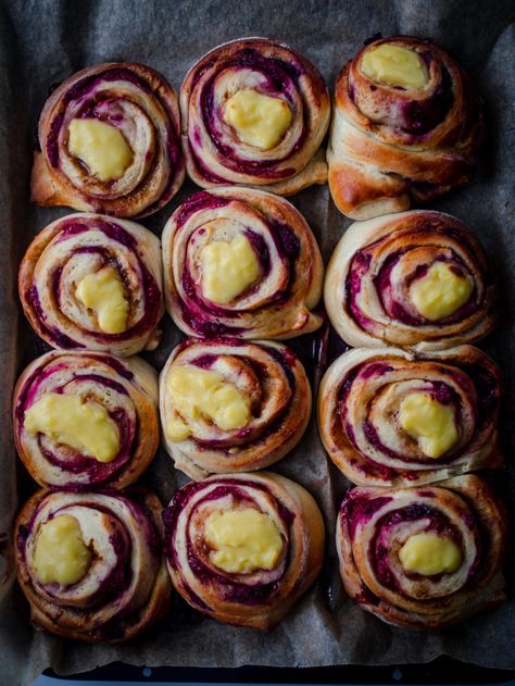 Raspberry Custard Buns (Bringebærsnurrer med vaniljekrem) - North Wild Kitchen Nostalgia Recipes, Raspberry Custard, Raspberry Bread, Wild Kitchen, Custard Buns, Wrapped In A Blanket, Donut Bun, Baking Buns, Tummy Yummy