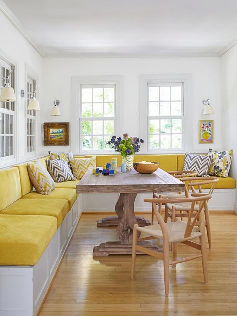 like the wrap around bench--would like to use our current farmhouse table Family Breakfast Table, Seating In Kitchen, Banquette Ideas, Små Rum Lidt Plads, Banquette Seating In Kitchen, Yellow Couch, Banquet Seating, Kitchen Banquette, Kitchen Seating