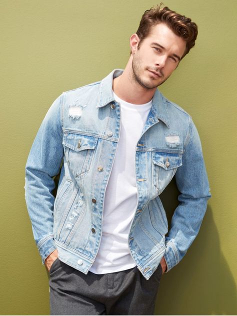 Light Blue Denim Jacket Outfit Men, Demin Jacket Outfits Men, Blue Denim Jacket Outfit, Winter Jeans Jacket, Light Wash Denim Jacket, Modern Mens Fashion, Hoodies Men Style, Denim Jacket Outfit, Mens Fashion Wear