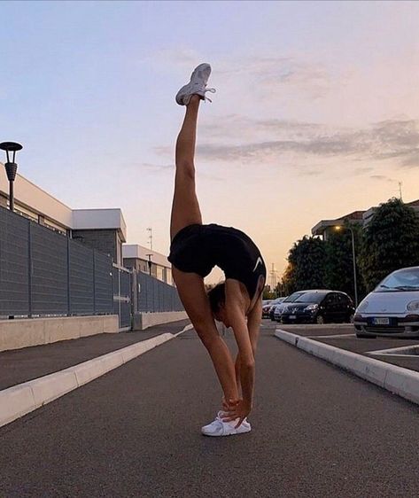 Flexibility Goals, Cheerleading Stunts, Gymnastics Flexibility, Dancer Lifestyle, Dance Picture Poses, Dancer Photography, Flexibility Dance, Gymnastics Poses, Dance Photography Poses