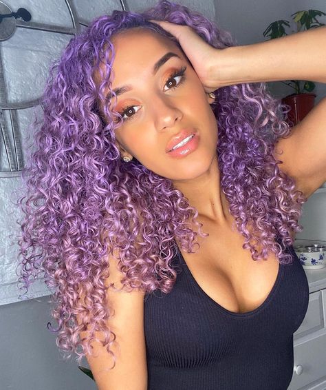 Lavender Curly Hair Black Women, Neon Hair Highlights, Purple Curly Hair, Curly Purple Hair, Purple Curls, Light Purple Hair, Curly Color, Dyed Curly Hair, Haircut Inspo