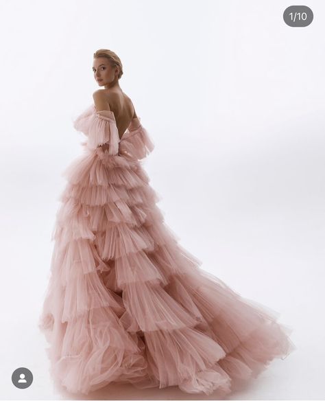 Tulle Dress Photoshoot Studio, Ball Gown Photoshoot Poses, Big Dress Photoshoot, Ball Gown Photoshoot, Pink Cot, Tulle Dress Photoshoot, Tulle Photoshoot, Short Puffy Dresses, Shooting Studio