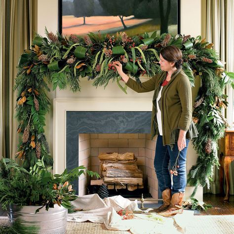 Christmas Mantel Decorating Ideas Holiday Mantel Decorating Ideas, Mantel Cover, Mantle Christmas, Christmas Garlands, Holiday Mantel, Christmas Mantel Decorations, Christmas Mantle, Navidad Diy, Christmas Fireplace