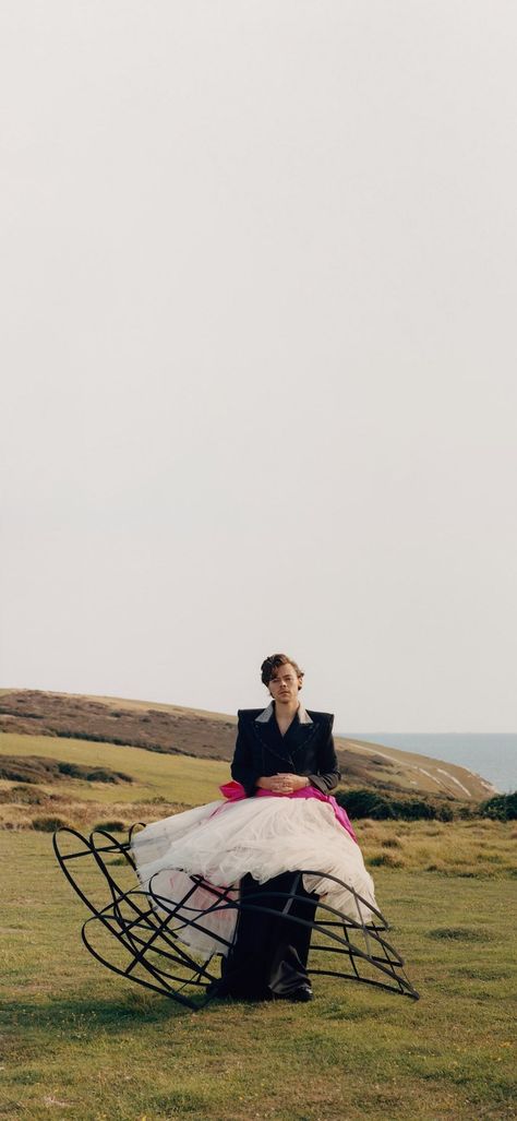 2020 Harry Styles, Golden Music Video, Harry Styles Vogue, Golden Music, Artist Wallpaper, Vogue Wallpaper, Harry Styles Photoshoot, Boys In Skirts, Vogue Photoshoot