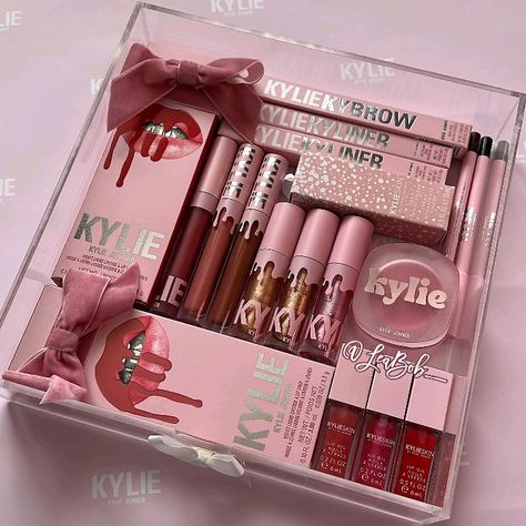 Kylie Cosmetics Packaging, Pr Makeup Packages, Kylie Cosmetics Aesthetic, Makeup Advent Calendar, Jenner Makeup, Girly Makeup, Kylie Lip Kit, Makeup Accesories, Kylie Jenner Makeup