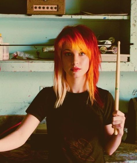 her hair looks like fire it's so cute Hayley Williams Misery Business Hair, Haley Williams Hair, Hayley Wiliams, Haley Williams, Hayley Paramore, Paramore Hayley Williams, Scene Hair, Hayley Williams, Orange Hair