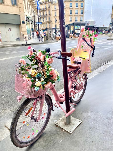 Bike in Paris #travel Paris Bike Aesthetic, Bicycle Aesthetic, Bike Aesthetic, Paris Cafe, Paris Theme, Paris Travel, Cafe, Bike, Paris