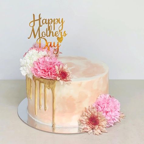 Carnation Flower Cake Decoration, Mothers Day Cake Flavors, Carnation Cake, Flower Cake Decorations, Carnation Flowers, Cookies And Cream Cake, Mothers Day Cake, Carnation Flower, Mothers Day Flowers