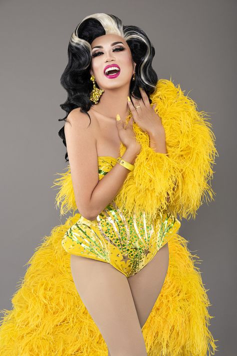 Manila Luzon, Best Drag Queens, Woman Images, Pic Beautiful, Queen Makeup, Warrior Queen, Elegant Hats, Race Queen, Save The Queen