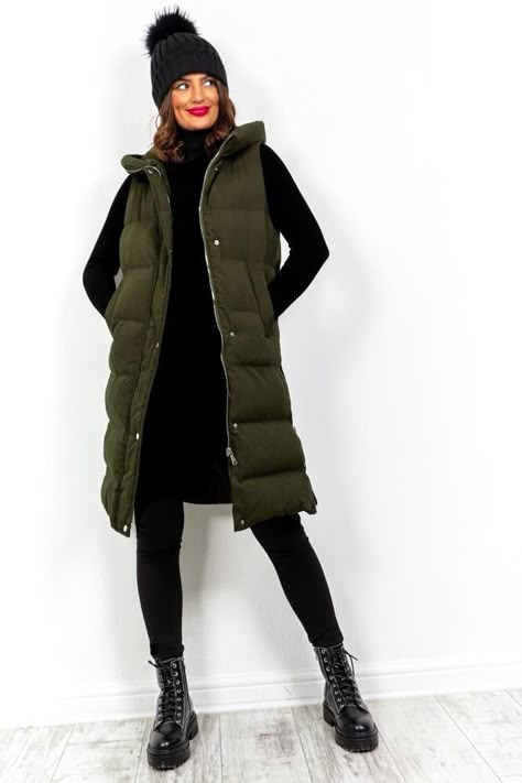 Long Puffer Vest Outfit, Green Vest Outfit, Gilet Outfit, Long Gilet, Puffer Vest Outfit, Sleeveless Puffer, Best Winter Outfits, Mode Casual, Midi Skirts