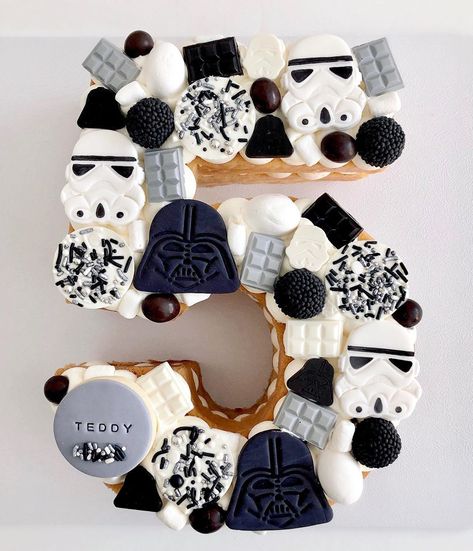 Chewbacca Cake, Star Wars Themed Birthday Party, Star Wars Birthday Cake, 4de Verjaardag, Star Wars Cookies, Baby Boy Birthday Cake, First Birthday Cookies, 5th Birthday Cake, Star Wars Cake