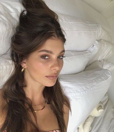 are you a shifter looking for brunnette face claims?? i gotchu ;) Brunette Aesthetic, Camila Morrone, Brunette Girl, Maquillaje Natural, Younger Looking Skin, Photo Instagram, Pretty Face, Hair Inspo, Natural Makeup