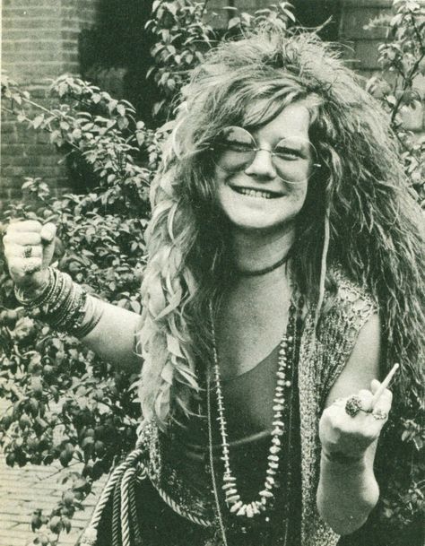 The greatest white female rock singer of the 1960s, Janis Joplin was also a great blues singer, making her material her own with her wailing,… Me And Bobby Mcgee, Acid Rock, Chelsea Hotel, Hippie Stil, Joan Baez, Joe Cocker, Mode Hippie, Estilo Hippie, Musica Rock