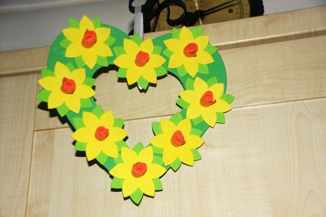 Make a daffodil wreath – instructions with templates - Mummy Alarm Daffodil Template, Daffodil Wreath, Daffodil Craft, St Davids Day, Daffodil Day, St David, Saint David, Quick And Easy Crafts, Spring Projects