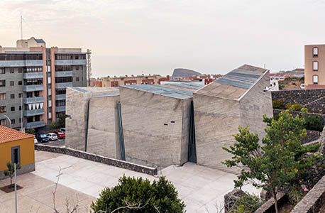 6_Iglesia-Patricia-Campora-c Community Centre, Stone Blocks, Sacred Architecture, Religious Architecture, Volcanic Stone, Exposed Concrete, Concrete House, Architecture Awards, Urban Fabric