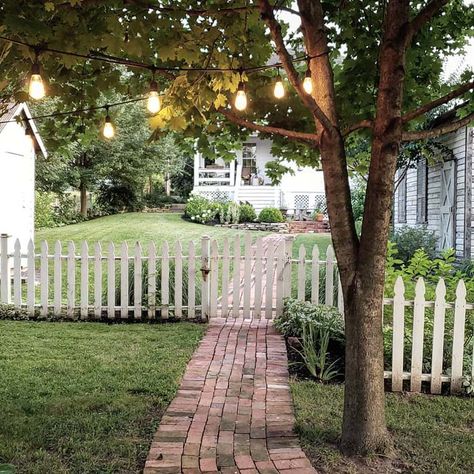 Classic White Picket Fence Farmhouse Fence Ideas, Natural Wood Fence, White Picket Fence Garden, Farmhouse Fence, Picket Fence Garden, Farmhouse Yard, Wood Picket Fence, Diy Backyard Fence, Country Fences