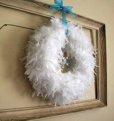 Feather Wreaths Diy Winter Wreath, Christmas Bows Diy, Winter Diy Crafts, Halloween Decor Diy, Winter Wreath Diy, Feather Diy, Feather Wreath, Diy Winter, Diy Halloween Decor