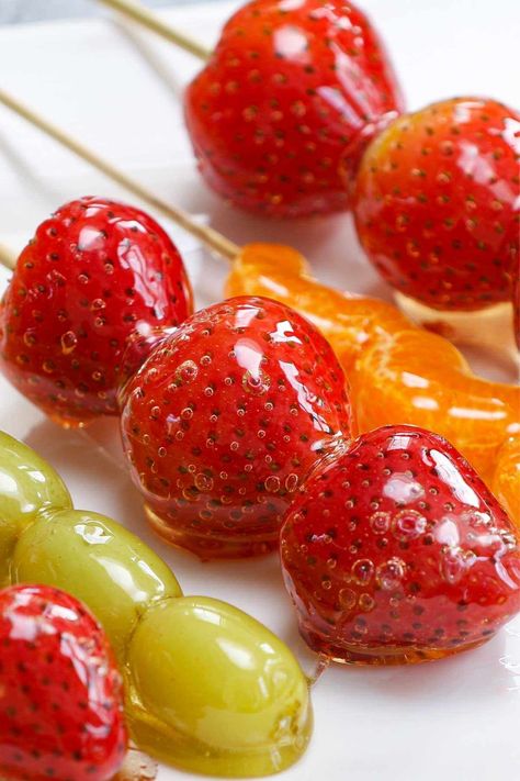 Chinese Candied Fruit, Crunchy Fruit Candy, Sugar Dipped Fruit, Sugar Glazed Fruit, Candied Fruit Aesthetic, Fruit Toothpick Appetizers, Sugared Fruit How To Make, Glass Fruit Recipe, Sugar Fruit Candy