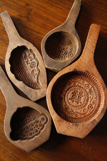 These are mooncake molds, for using during mid-autumn festival, but I’ve been thinking for a while now they would make great shortbread molds, giving me some extra mileage out of them at Christmas. These hand-carved molds were bought at Dongtai Lu in Shanghai, but can be picked up cheaply at any antiques market in China for about 40 yuan … Christmas Mooncake, Walnut Mooncake Recipe, Traditional Mooncake Recipe, Moon Cakes Chinese, Mooncake Molds, Budget Hacks, Christmas Shortbread, Shortbread Recipe, Trendy Business Casual