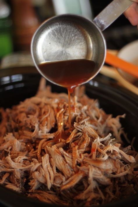 Pulled pork in Roaster Pulled Pork Roaster Oven, Roaster Oven Recipes, Roaster Recipes, Carolina Pulled Pork, Bbq Pork Sandwiches, Turkey In Roaster, Crock Pot Pulled Pork Recipe, Pulled Pork Recipes, Cooking For A Crowd