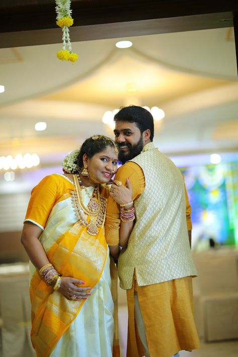 Seemantham Photos Stills, Valakappu Photoshoot, Srimantham Photoshoot Indian, Seemantham Photo Poses Traditional, Dohale Jevan Photography Poses, Sreemantham Photoshoot Traditional, Baby Shower Photoshoot Indian, Baby Shower Pics Indian, Baby Shower Poses Indian