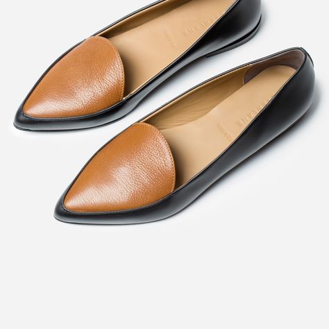 Make your point. Smooth Italian leather, a slim tapered toe, and just a touch of texture make this one of the most elegant flats in your weekly rotation. Feminine and functional. Italian Loafers, Pointed Loafers, Classy Fall Outfits, Loafers Outfit, Everlane Shoes, Elegant Flats, Pointed Flats, Flat Sneakers, Golf Shoes