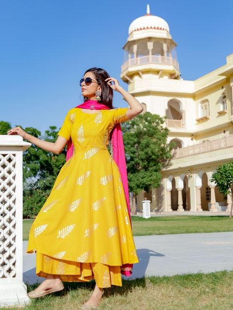 Are you worried that you’ll not get the right Haldi ceremony outfit to look like the perfect bride? Worry not. We are here to help you out. Scroll to the below list of some really amazing outfits that you can wear for your Haldi function. Yellow Dress For Haldi Function, Haldi Dress Ideas For Sisters, Dress For Haldi Function, Haldi Function Dress, Haldi Dress Ideas, Mayon Dresses, Haldi Ceremony Outfit, Haldi Dress, Haldi Function