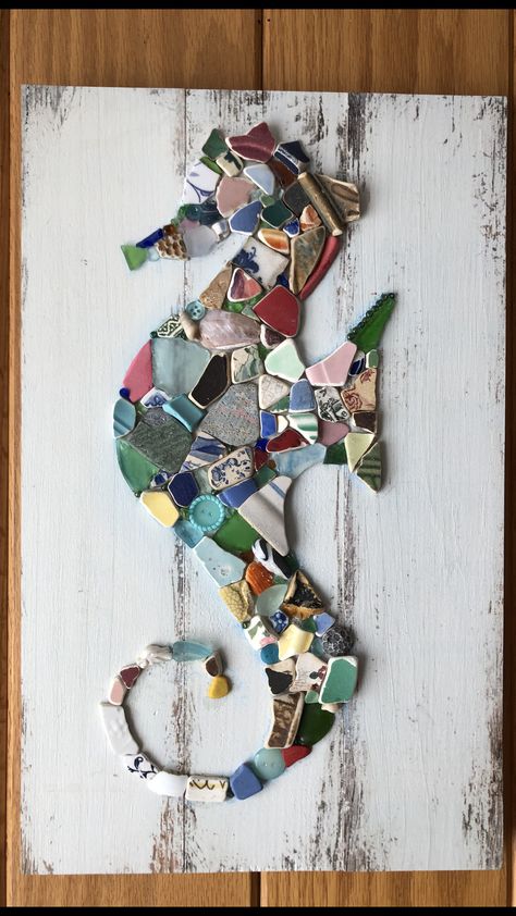 Beach Art Projects, Broken China Crafts, Sea Wall Decor, Seashell Art Diy, Sea Glass Art Projects, Beach Glass Crafts, Mosaic Tile Designs, Mosaic Vase, Seashell Wall Art