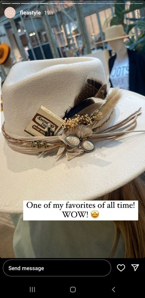 Custom Cowboy Hat Bands, Feathers For Hats, Boho Cowgirl Hat, Felt Hat Burning Ideas, Cowgirl Hat Bands Diy, Diy Cowgirl Hat Ideas Western, Decorated Hats Diy, Custom Felt Hat Ideas, Cowgirl Hat Design