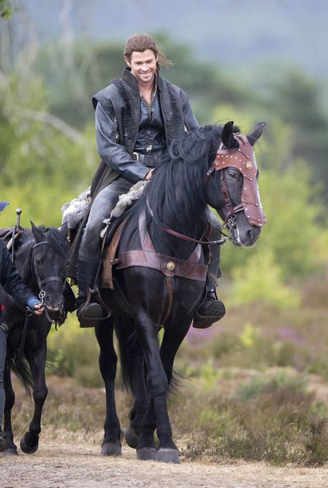 Chris Hemsworth on a horse on the set of The Huntsman|Lainey Gossip Entertainment Update Giant Horse, Horse Costume, Medieval Horse, The Huntsman, Chris Hemsworth Thor, Horse Costumes, Horse Armor, Big Horses, Fantasy Horses