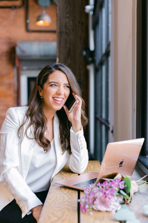 Prop ideas for your personal branding session Business Portraits Woman, Photoshoot Branding, Linkedin Photo, Personal Branding Inspiration, Business Portrait Photography, Headshots Women, Realtor Branding, Brand Photography Inspiration, Business Photoshoot