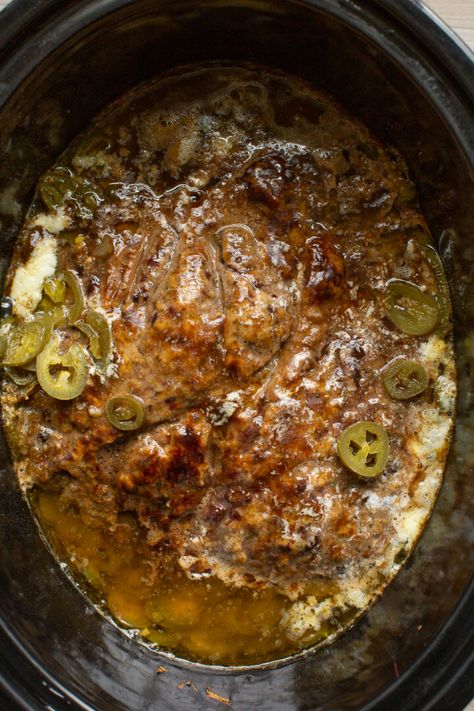 Pot Roast Ranch, Chuck Roast Crock Pot Recipes, Crock Pot Chuck Roast, Beef Roast Crock Pot, Braised Steak, Pickled Jalapeno Peppers, Pot Roast Crock Pot Recipes, Mississippi Pot, Roasted Jalapeno