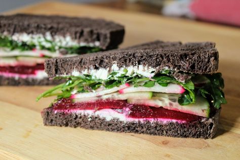 Beet Sandwich, Bread Improver, Club Sandwich Recipes, Bagel Sandwich, Beet Recipes, Pickled Beets, Vegetarian Sandwich, Veggie Sandwich, Club Sandwich