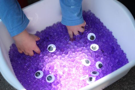 Monster sensory tub...with water marbles and google eyes...FUN!!! Sensory Tubs, Sensory Tub, Halloween Sensory, Halloween Preschool, Kids Sensory, Tot School, Water Beads, Sensory Bin, Googly Eyes